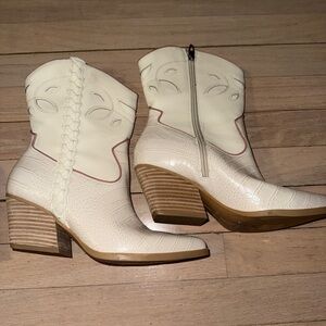 Dolce Vida Loral Ivory Cowboy Boots in EUC size 8
